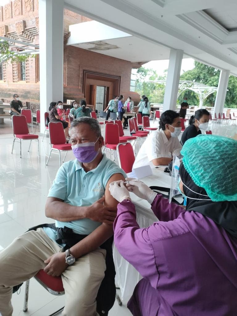 VAKSINASI BERTAHAP PEKERJA  HOTEL GRIYA SANTRIAN