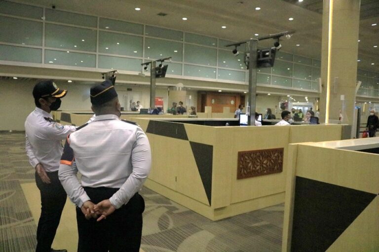 konter imigrasi di TPI Ngurah Rai