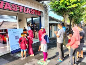 Disiplin-prokes-di-Tanah-Lot-libur-Lebaran