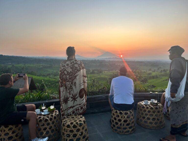 Tak Sekadar Teh Beras Merah, “Jaje Bali” dan Matahari Terbit