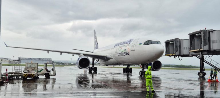 Keterbukaan Uzbekistan: Charter Qanot Sharq Mendarat di Bandara Ngurah Rai