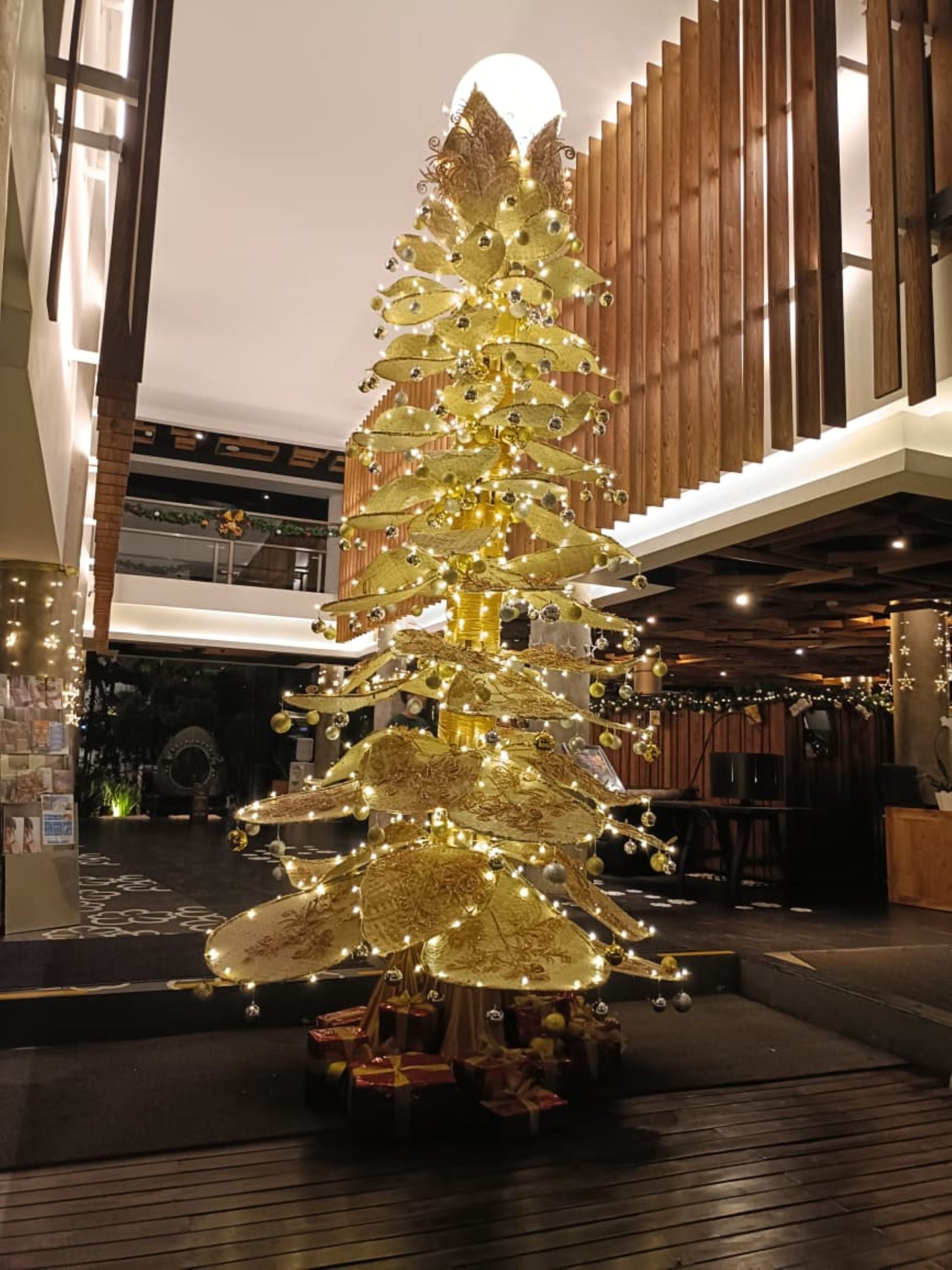 Pohon Natal Berbahan Baku Tikar Pandan Berkerangka Bambu
