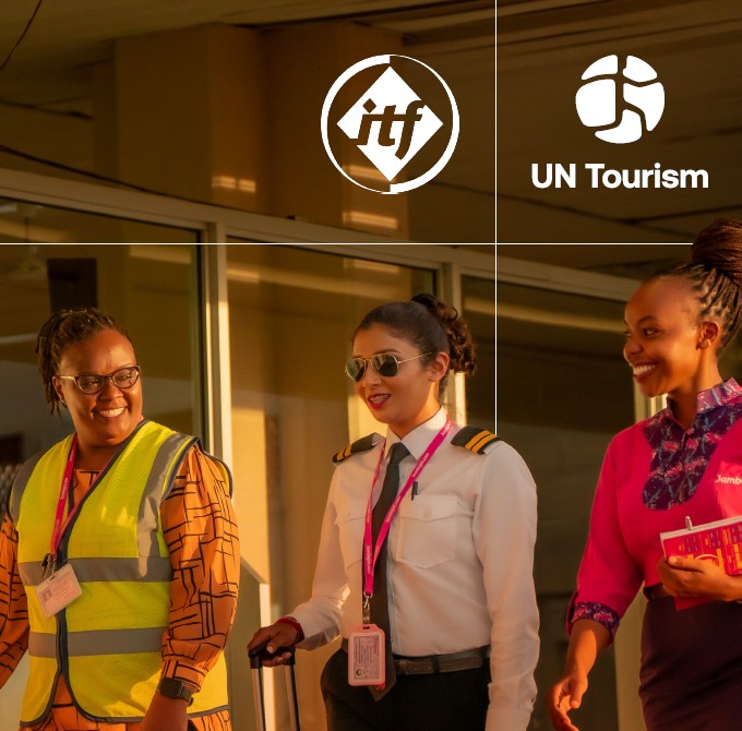 Tiga pekerja wanita di sektor transportasi pariwisata berjalan bersama