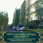 Kartu ucapan Selamat Merayakan Galungan dengan latar belakang gedung bernuansa arsitektur hijau yang dipenuhi tanaman rambat.