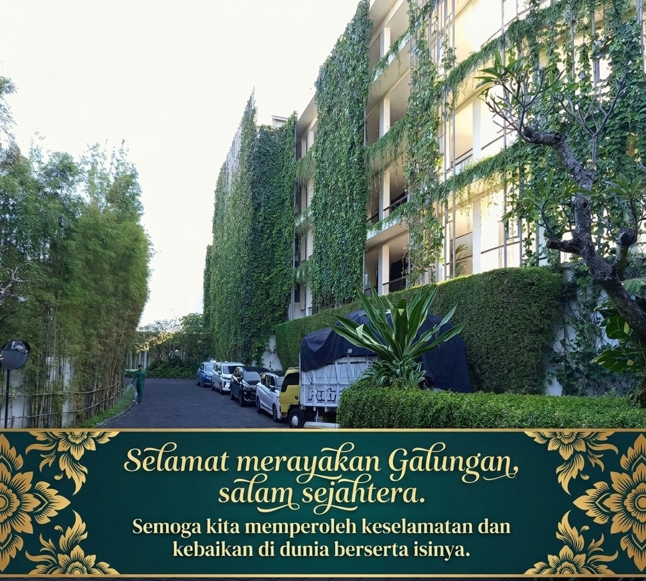 Kartu ucapan Selamat Merayakan Galungan dengan latar belakang gedung bernuansa arsitektur hijau yang dipenuhi tanaman rambat.